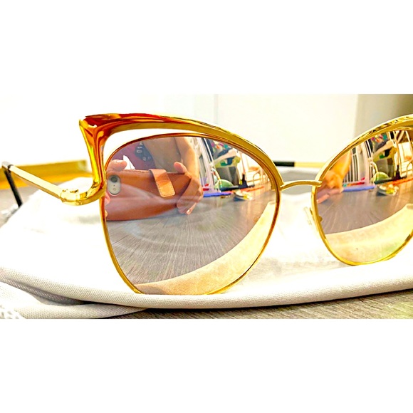 Sunglasses - golden & black frame - Picture 3 of 3